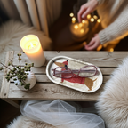 Handgegossenes Dackel Tablett aus Keramik – oval, schlicht und witzig. Zeigt einen braunen Hund im roten Pullover, liebevoll illustriert. Ideal als Ablage für Schmuck, Schlüssel oder Brille. Geschenkidee für Dog Lovers, Tierfreunde und Dackelfans. Winterliches Handmade Design, nachhaltig gefertigt, modern und pflegeleicht. Perfekt für humorvolle Deko oder kleine Geschenke mit Persönlichkeit.