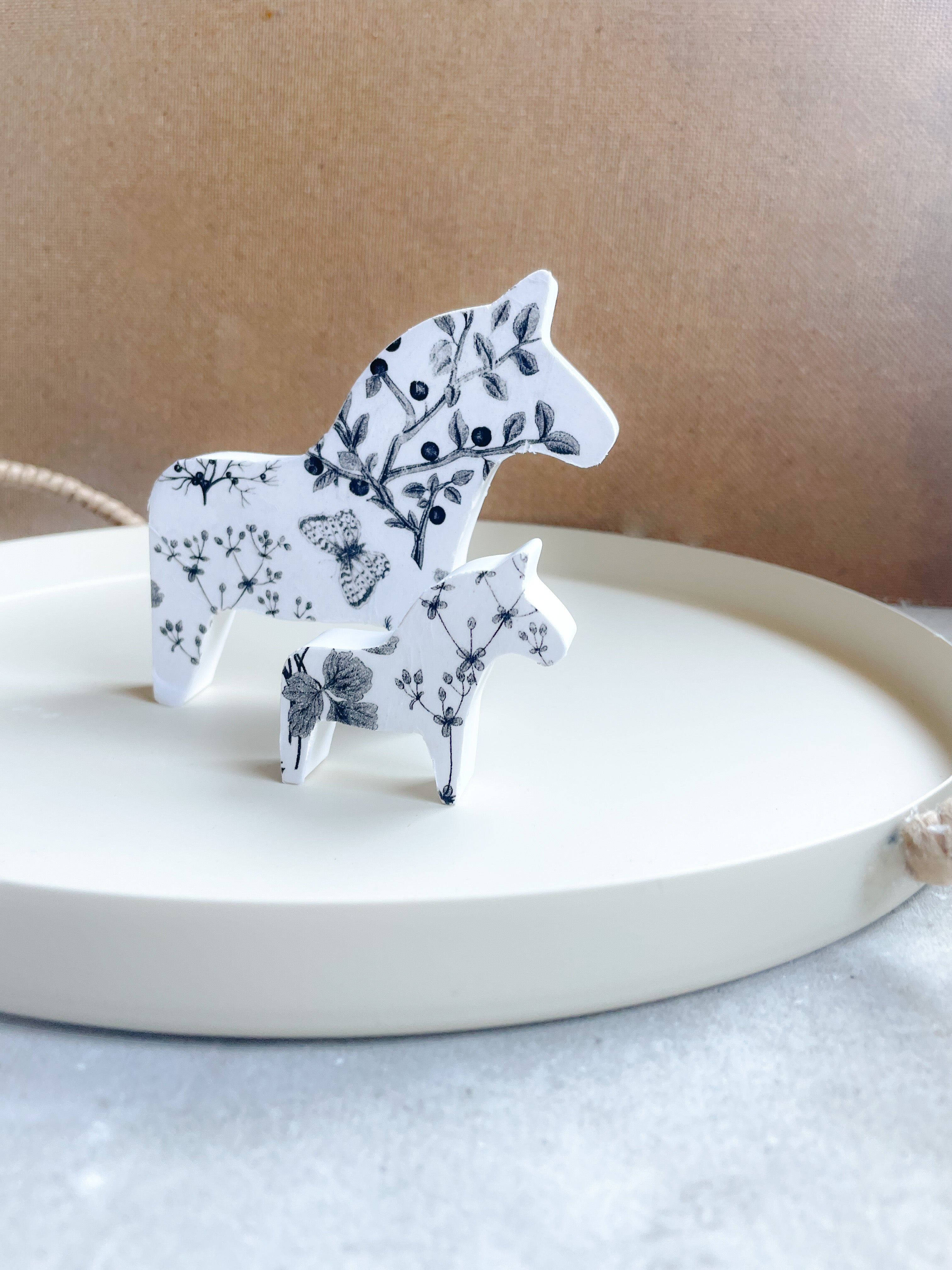 Keramik-Dala-Pferd mit Blütenprägung als besondere Geschenkidee – liebevoll handgemacht im Scandi-Stil, ideal für Einzug, Geburtstag oder einfach so.

