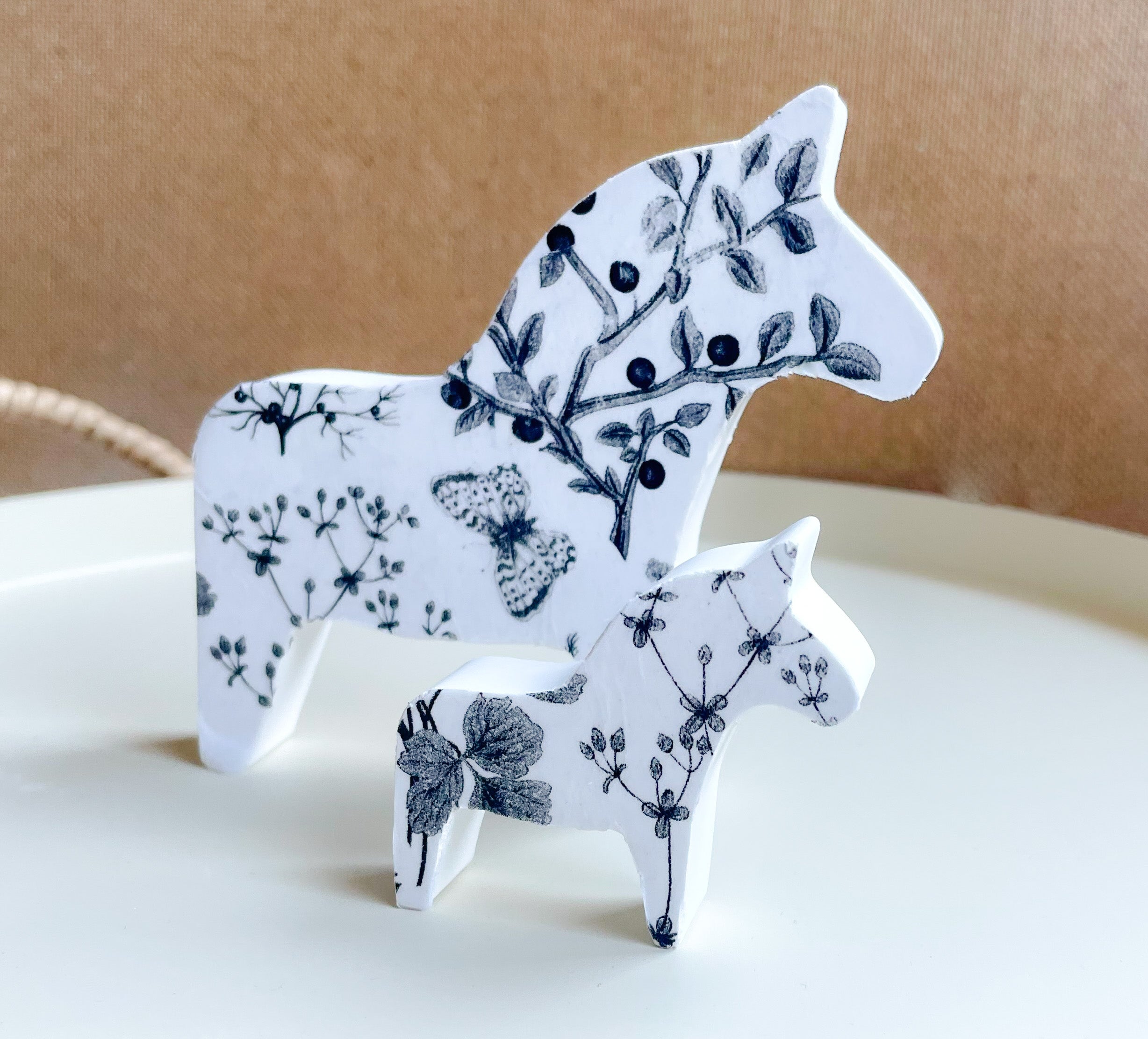 Detailansicht eines Keramik-Dala-Pferds mit floraler Prägung – skandinavisch inspiriert, handgeformt und mit Liebe zum Detail gefertigt.


