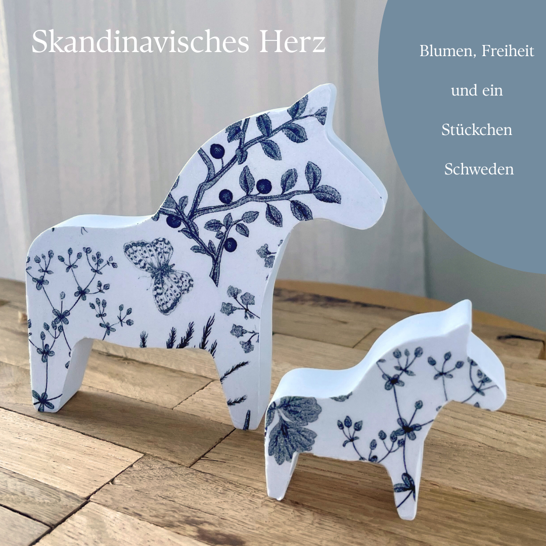 Keramik-Dala-Pferd im skandinavischen Stil mit zartem Blütenmuster – handgemachtes Deko-Objekt für nordisches Wohnen, perfekt als Geschenk oder Mitbringsel.

