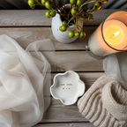 Nachhaltig hergestelltes Keramikschälchen, handgeformt und glasiert im Saarland. Ideal für Ringe, Schmuck oder als besondere Geschenkidee. Jedes Stück ist ein Unikat – natürlich, langlebig und ästhetisch. Handmade ceramics statt Massenware, inspiriert von Boho-Weddings, Interior-Trends und Slow-Living-Bewegungen. Beliebt auf Instagram, TikTok und Pinterest – echtes Handwerk mit Seele, das direkt aus dem Saarland zu dir kommt.