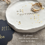 Besonderes Keramikschälchen mit vergoldetem Glitzerherz, handgearbeitet und mit der Prägung „Glitzerstück“ – ein stilvolles, persönliches Mitbringsel für Freundinnen, Kolleginnen oder Lieblingsmenschen, das Wertschätzung ausdrückt.

