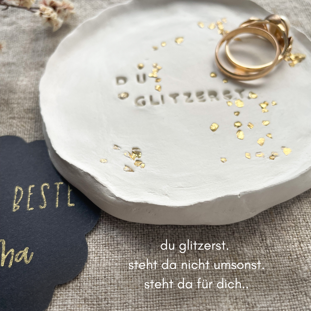 Besonderes Keramikschälchen mit vergoldetem Glitzerherz, handgearbeitet und mit der Prägung „Glitzerstück“ – ein stilvolles, persönliches Mitbringsel für Freundinnen, Kolleginnen oder Lieblingsmenschen, das Wertschätzung ausdrückt.

