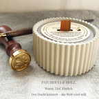 Keramik-Duftkerze mit Holzdocht und Patchouli scent – handgegossen in eine naturfarbene Tonform. Das leise Kaminfeuer-Knistern trifft auf slow living Mood: ein kleines Geschenk mit großer Wirkung.

