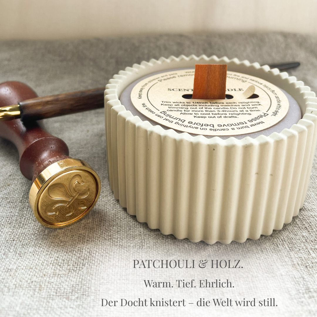 Keramik-Duftkerze mit Holzdocht und Patchouli scent – handgegossen in eine naturfarbene Tonform. Das leise Kaminfeuer-Knistern trifft auf slow living Mood: ein kleines Geschenk mit großer Wirkung.

