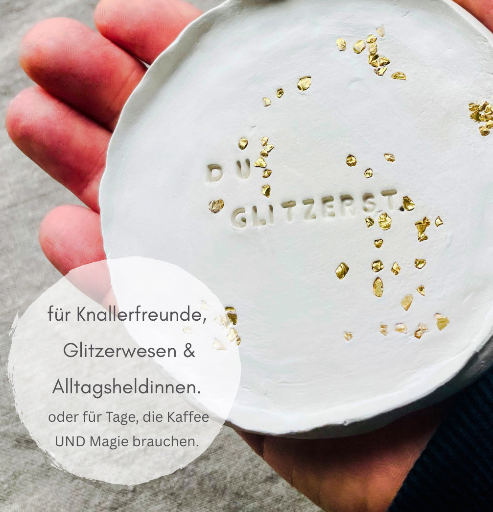 GLITZERSTÜCK: Handgetöpfertes rustikales Tonschälchen mit Gold - Nuggets | personalisierbar mit Namen