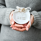 Ringschale Hochzeit mit Initialen & zwei Daten und süßer Zweigprägung