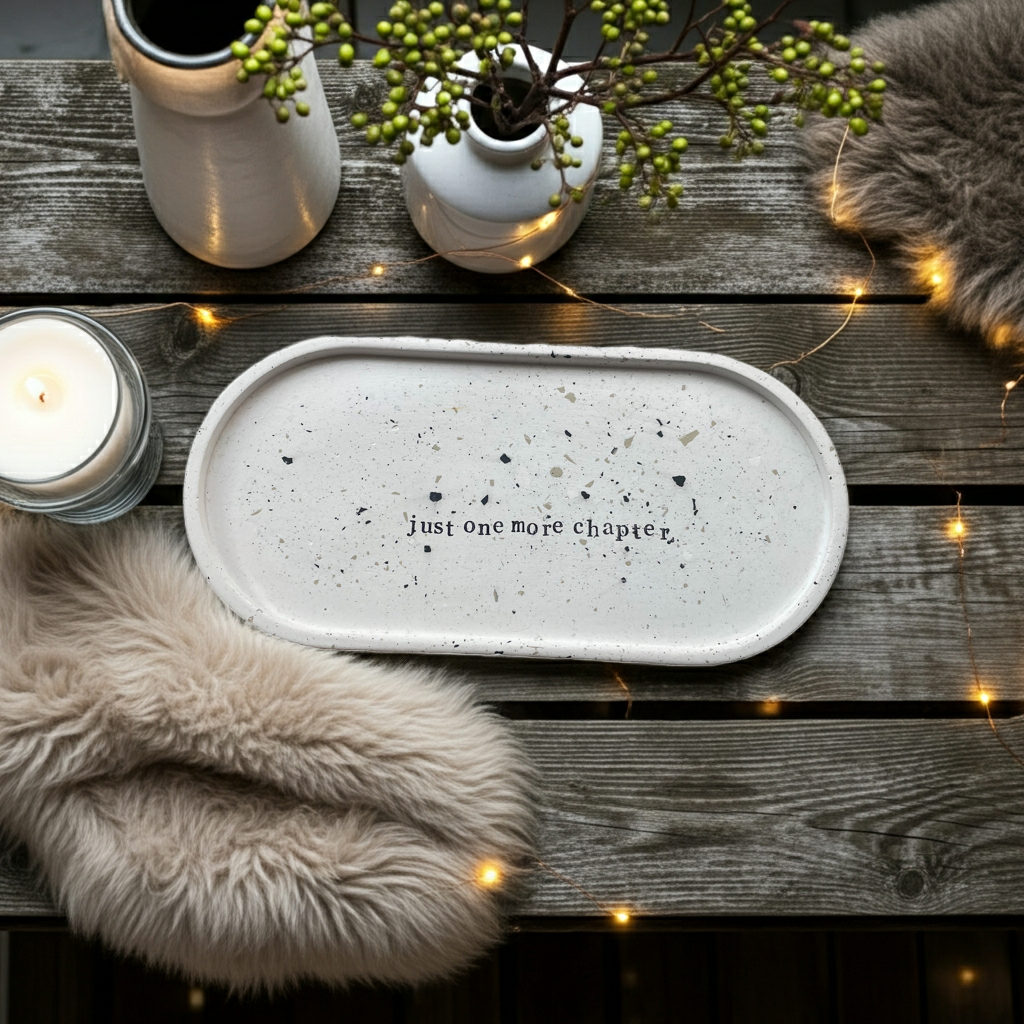Handgegossenes Keramiktablett Just One More Chapter – für alle, die beim Lesen immer noch „ein Kapitel mehr“ brauchen. Gefertigt aus feiner weißer Keramik, geprägt in Buchdruck-Ästhetik. Perfekt als dekorative Ablage für Tee, Schmuck oder Leseaccessoires. Jedes Stück entsteht in sorgfältiger Handarbeit und ist ein Unikat – ein Lieblingsstück für Buchliebhaberinnen und Literaturfans.