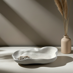 Große Centerpiece Bowl aus Keramikgießmasse, 25 cm groß, modern und clean gestaltet. Die ruhige, organische Form eignet sich als Tischdeko, Obstschale, Dekoobjekt oder minimalistisches Designstück. Neutraler Beigeton, glatte Oberfläche und zeitlose Ästhetik machen die Schale zu einem vielseitigen Accessoire für Wohnzimmer, Esszimmer oder Coffee Table Styling. Perfekt für Interior-Fans, die klare Formen und moderne Materialien lieben.