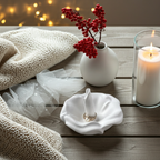 Hibiskus-förmiger Ringhalter aus gegossener Keramik in neutralem Beige. Die Blüte ist organisch geformt und besitzt ein leicht erhöhtes Staubgefäß, das als natürlicher Ringhalter dient. Sanft mattes Finish, modern und minimalistisch. Perfekt für Verlobungsringe, Eheringe oder kleine Schmuckstücke. Ideal als Hochzeitsdetail, Geschenk für die Braut oder dekoratives Objekt auf Kommode, Nachttisch oder Schminktisch. Handmade und einzigartig.