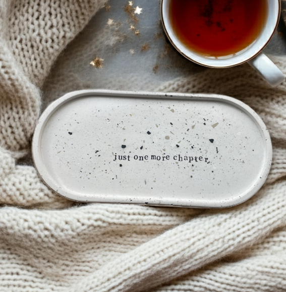 Keramik-  BOOKLOVER Collection Tablett groß „Just one more chapter“ BookTok Deko | handgemachte Terrazzo Optik | Stempeldruck für Leseratten