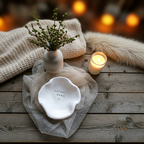 Handgemachte Keramikschale für Katzenmamas. Organisch geformt, modern und als liebevolles Geschenk für Katzenliebhaber gedacht. Perfekt für Schmuck, Kleinigkeiten oder als kleine Deko im Alltag. Hochwertig gefertigt aus echtem Ton und ein besonderes Stück für alle, die Katzen lieben.