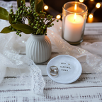 Boho-inspirierte Ringschale aus echter Keramik mit Goldnuggets im Ton – einzigartig handgefertigt in Deutschland, mit individueller Beschriftung für Pinterest-Bräute, Bride to be oder freie Trauungen im Winterlicht.