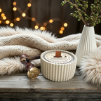 Kaminflüstern | Duftkerze in handgemachter Keramikschale | Patchouli & Knisterdocht aus Holz | zauberhaftes Geschenk für Lieblingsmenschen