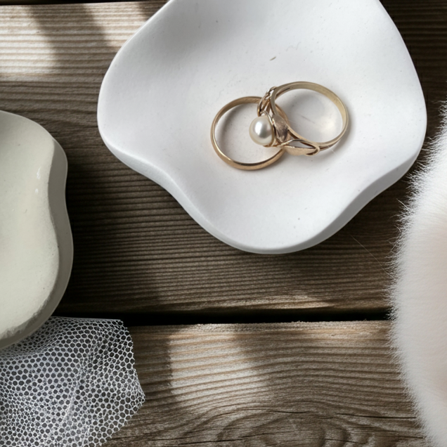 Keramik-Ringdish als moderne Ringbox-Alternative, personalisierbar mit Initialen, Datum oder Symbolen. Perfekt zur Präsentation von Eheringen während freier Trauung, Standesamt oder Verlobungszeremonie. Boho-taugliches, nachhaltiges Hochzeitsaccessoire und eine besondere Geschenkidee für Brautpaare oder frisch Verlobte.