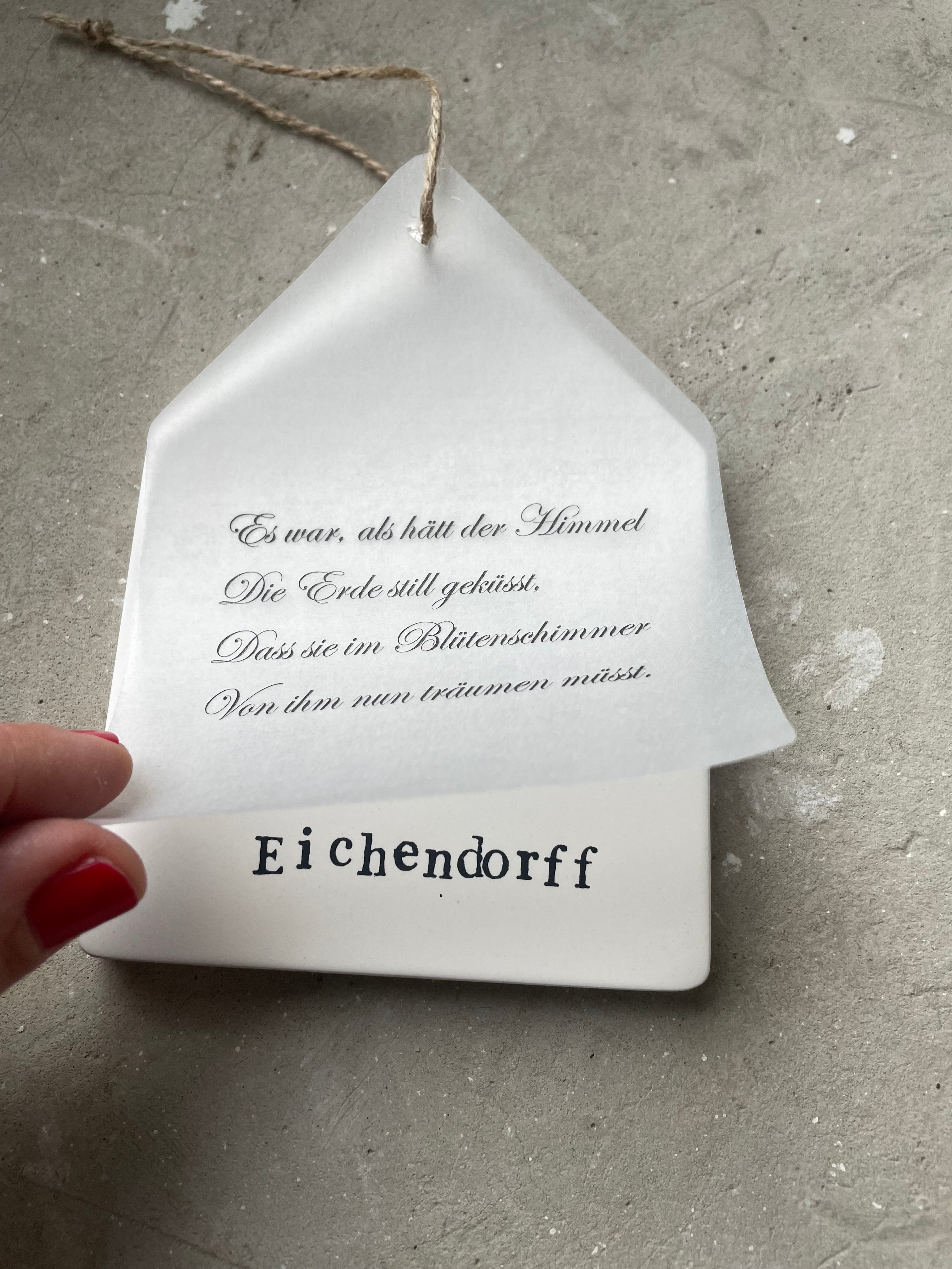 Keramikhäuschen mit Eichendorff-Zitat – handgeprägt, literarisch und detailverliebt. Gefertigt im Saarland aus nachhaltiger Keramik und begleitet von feinem Transparentpapier mit Gedichtdruck. Ein besonderes Stück für Bücherwürmer, BookTok-Fans und alle, die ruhige, sinnvolle Dekoration lieben. Ideal als literarisches Geschenk, für Lesesessel, Bücherregal oder poetische Schreibtischecken.
