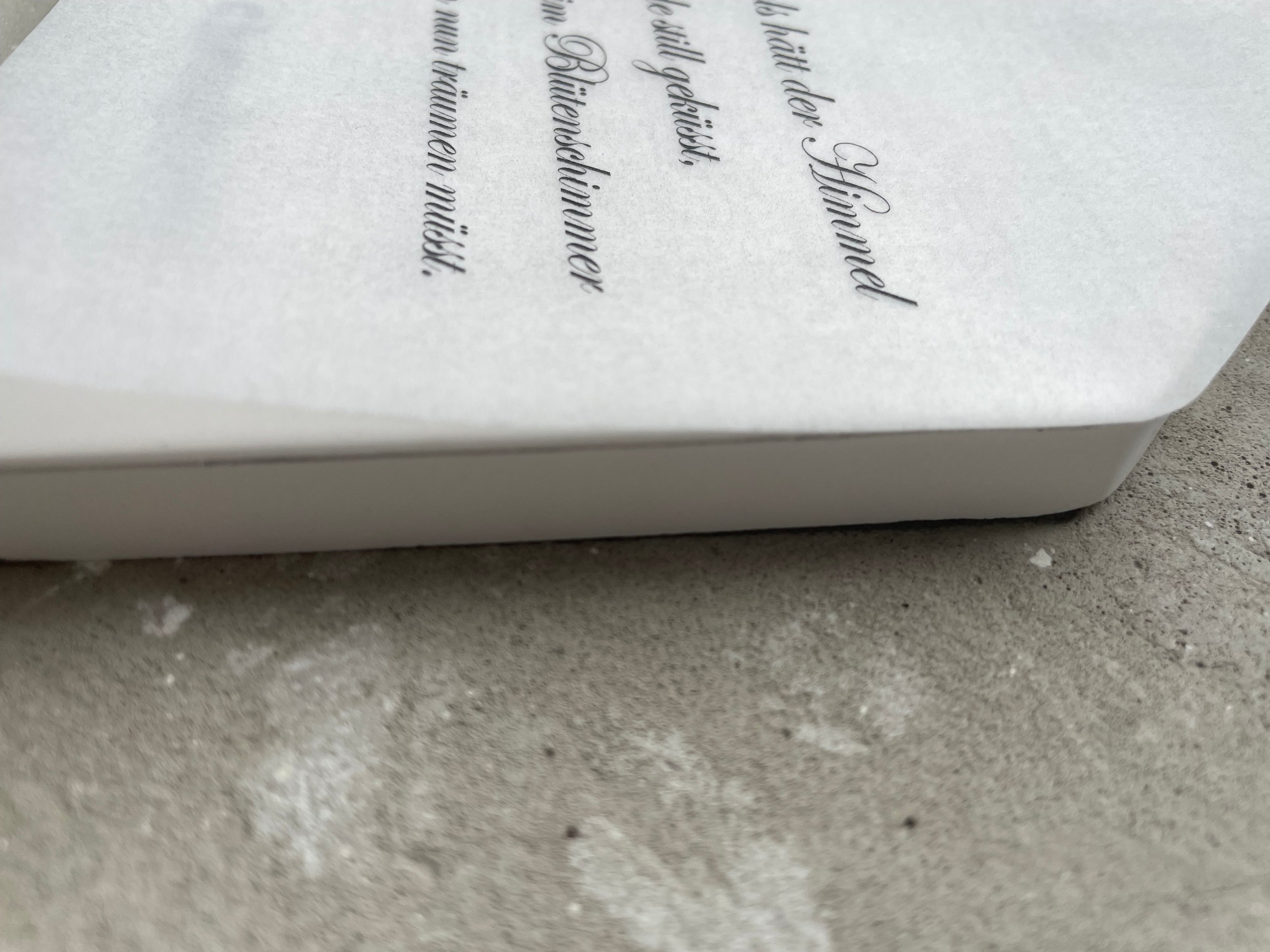 Handgefertigtes Keramikhäuschen mit Gedicht von Joseph von Eichendorff – ein poetisches Stück für alle, die Bücher, Sprache und Ästhetik lieben. Teil der Booklover-Kollektion von Eva & Fee, gefertigt aus feiner Keramik und begleitet von einem Transparentpapier mit Lyrikdruck. Ideal als Geschenk für BookTok- und BookNook-Fans, Literaturbegeisterte und Liebhaber ruhiger Deko. Nachhaltig, handmade und mit Liebe im Saarland gefertigt – kleine Poesie für dein Zuhause.