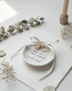 Besondere Ringbox-Alternative im modernen Boho-Look, handgemacht und im Vintage-Design in meinem Etsy Shop erhältlich. Die Schale ist individuell personalisierbar und perfekt für die Hochzeit, den Heiratsantrag oder die Verlobung sowie für jede freie Trauung und standesamtliche Hochzeit.