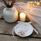 Winterliches Schmuckschälchen als Alternative zu Ringkissen oder Box – handgemacht aus echtem Ton, mit glänzendem Goldstaub und Wunschgravur. Ideal als personalisiertes Hochzeitsgeschenk, für Trauungen im Schnee oder Herzensmomente.