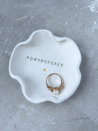 Handgemachtes Keramikschälchen mit Prägung „Ponyhofcrew“ – liebevolles Geschenk für Kindheitsfreundinnen, Stallmädchen und Herzensmenschen, die man vom Pferdehof kennt. Für alle, die Freundschaft in Stroh und Lachen gefunden haben.

