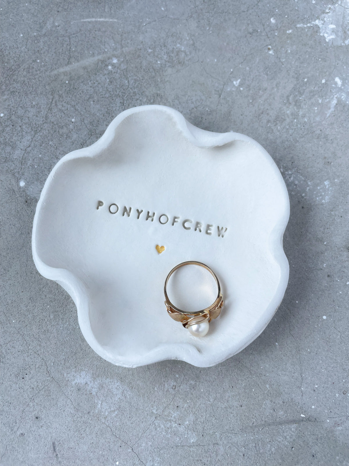 Handgemachtes Keramikschälchen mit Prägung „Ponyhofcrew“ – liebevolles Geschenk für Kindheitsfreundinnen, Stallmädchen und Herzensmenschen, die man vom Pferdehof kennt. Für alle, die Freundschaft in Stroh und Lachen gefunden haben.

