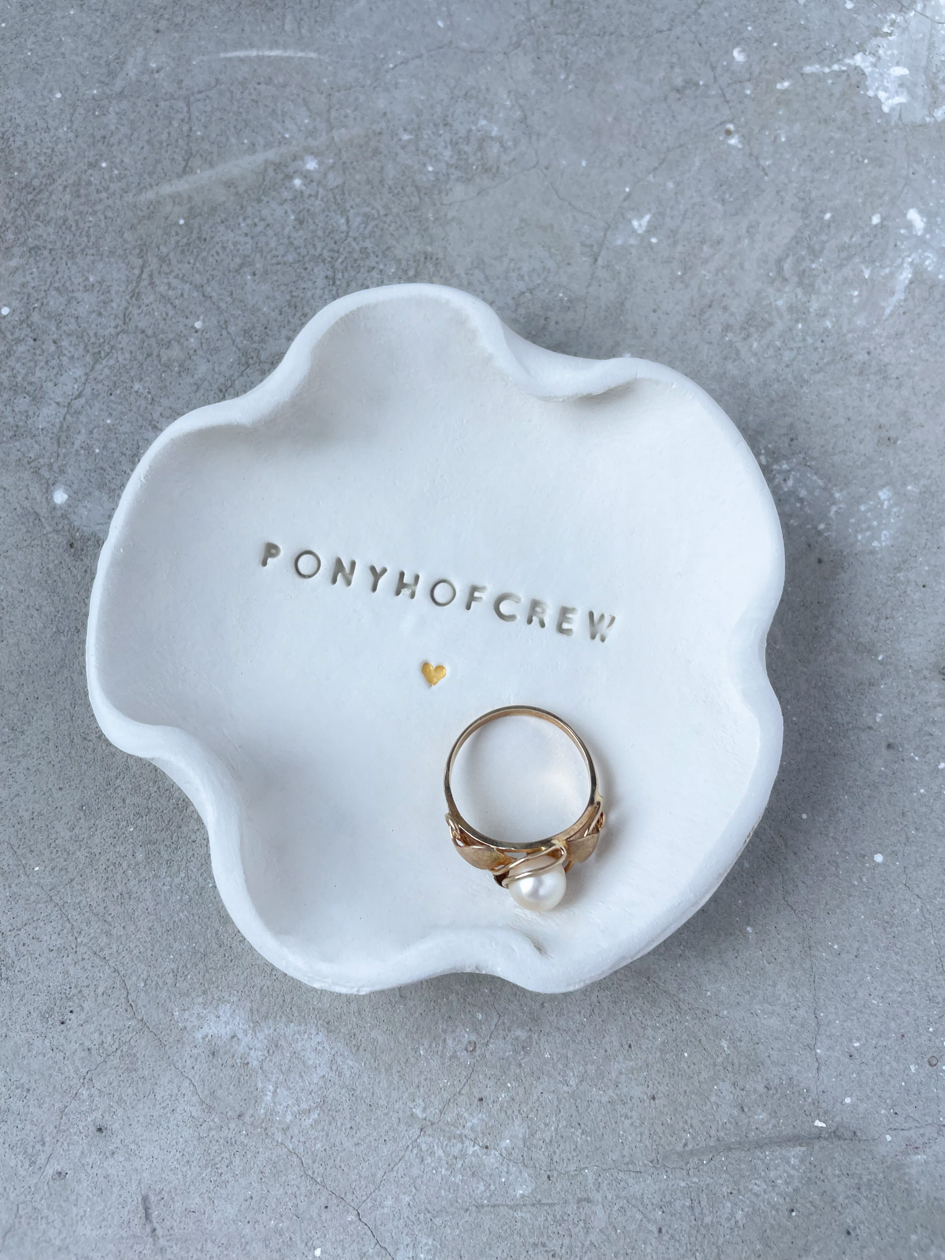 Handgemachtes Keramikschälchen mit Prägung „Ponyhofcrew“ – liebevolles Geschenk für Kindheitsfreundinnen, Stallmädchen und Herzensmenschen, die man vom Pferdehof kennt. Für alle, die Freundschaft in Stroh und Lachen gefunden haben.

