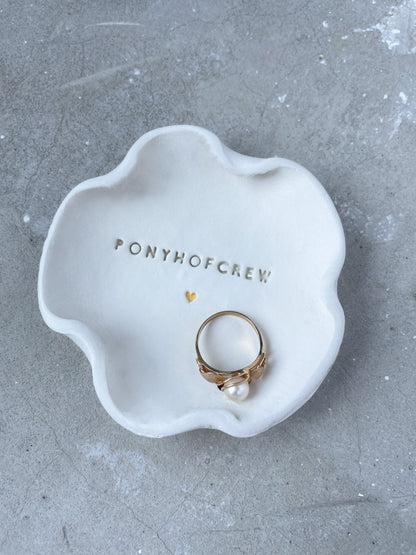 Handgemachtes Keramikschälchen mit Prägung „Ponyhofcrew“ – liebevolles Geschenk für Kindheitsfreundinnen, Stallmädchen und Herzensmenschen, die man vom Pferdehof kennt. Für alle, die Freundschaft in Stroh und Lachen gefunden haben.

