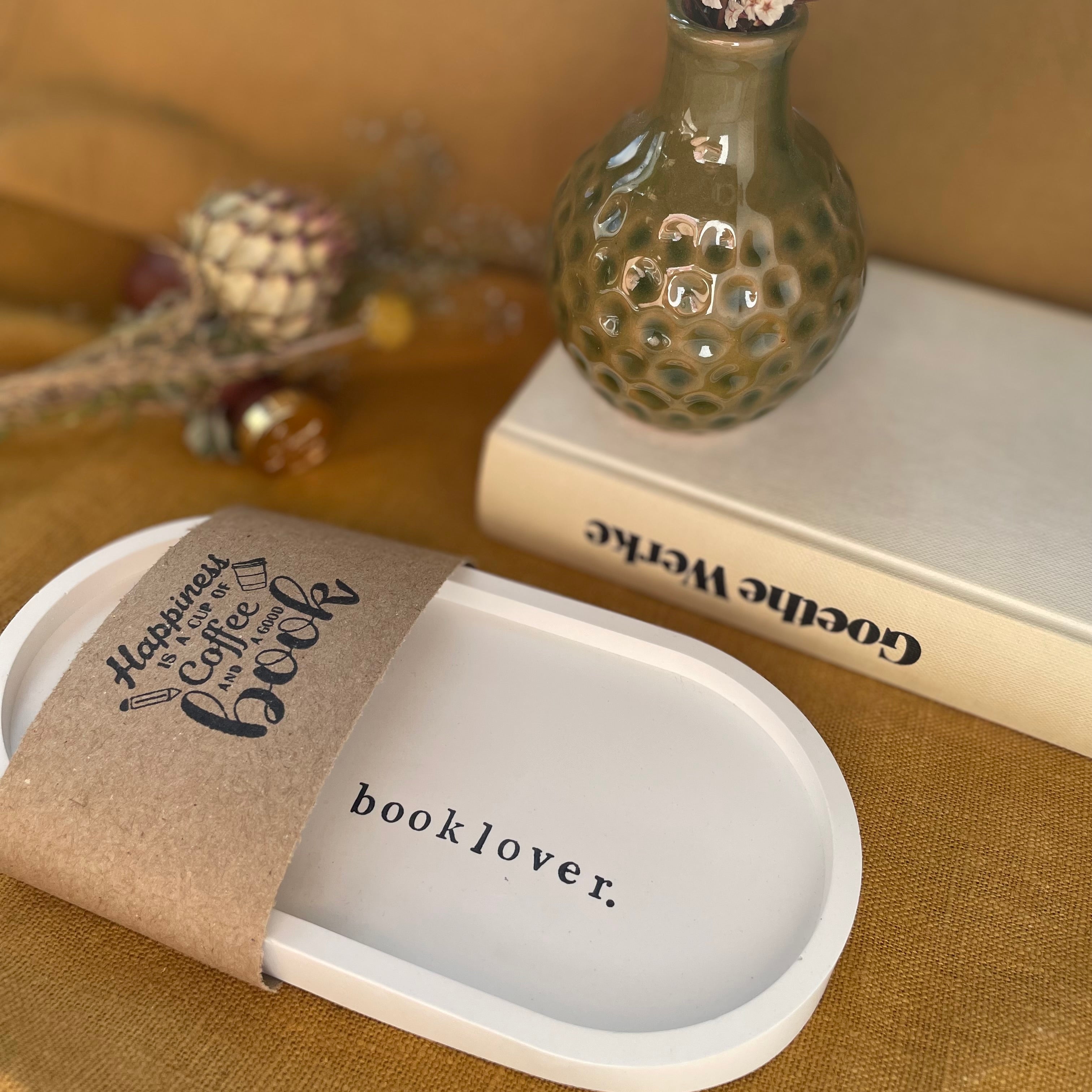 Handgefertigtes Deko-Tablett Booklover – das perfekte Geschenk für Leseratten, Bücherliebhaber und kreative Seelen. Aus weißer Keramik, mit typografischer Prägung in eleganter Serifenschrift. Für Leseecken, Nachttische oder als stilvolle Bücherregal-Deko. Echtes Handwerk, gefertigt mit Liebe zum Detail.