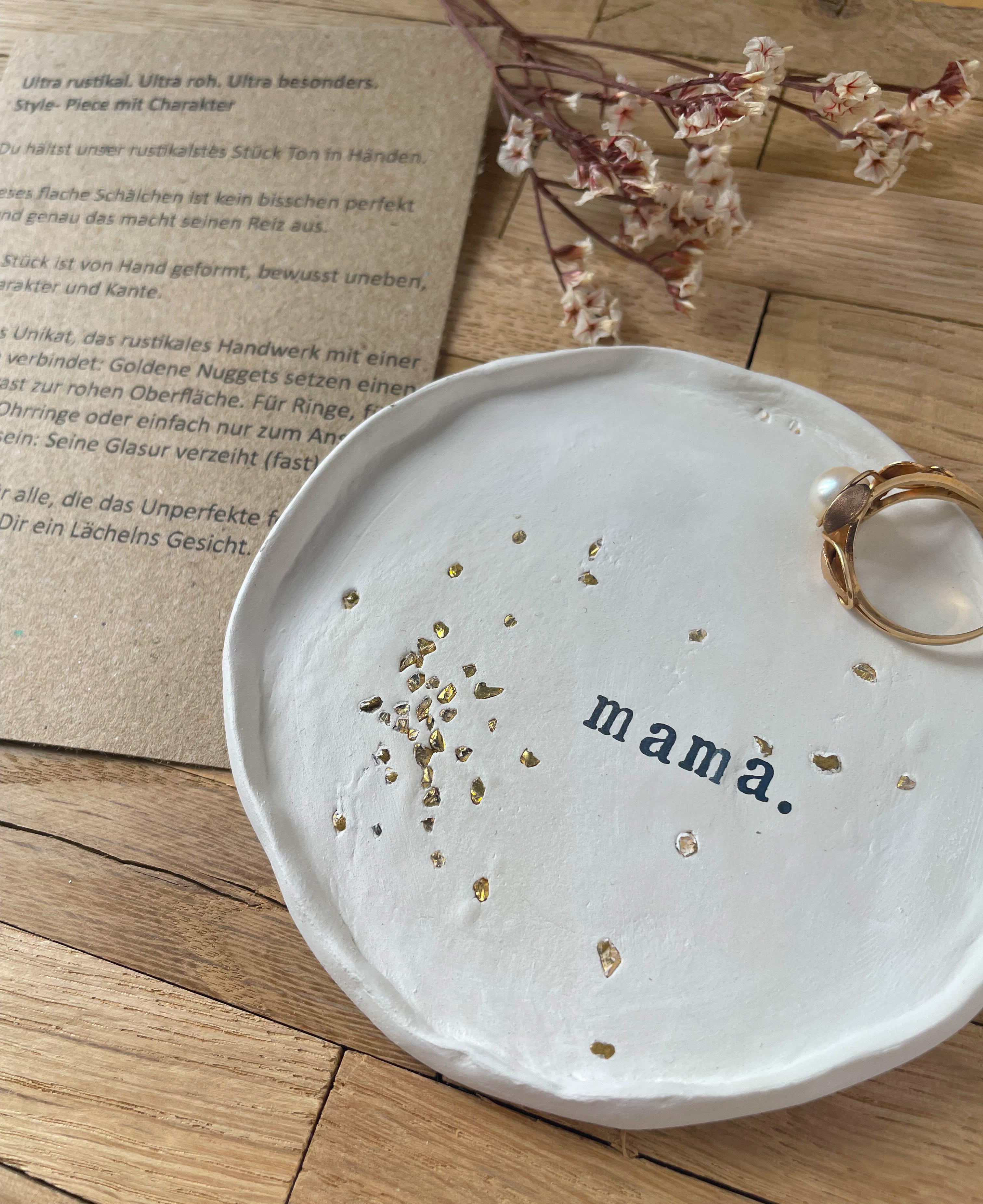 Kleines handgemachtes Schälchen aus Keramik – perfekte Geschenkidee für die beste Freundin. Schlicht, aber mit Charakter. Als Mitbringsel, Aufmunterung oder „einfach so“-Geschenk für Lieblingsmenschen. Unikat aus dem Etsy-Shop.


