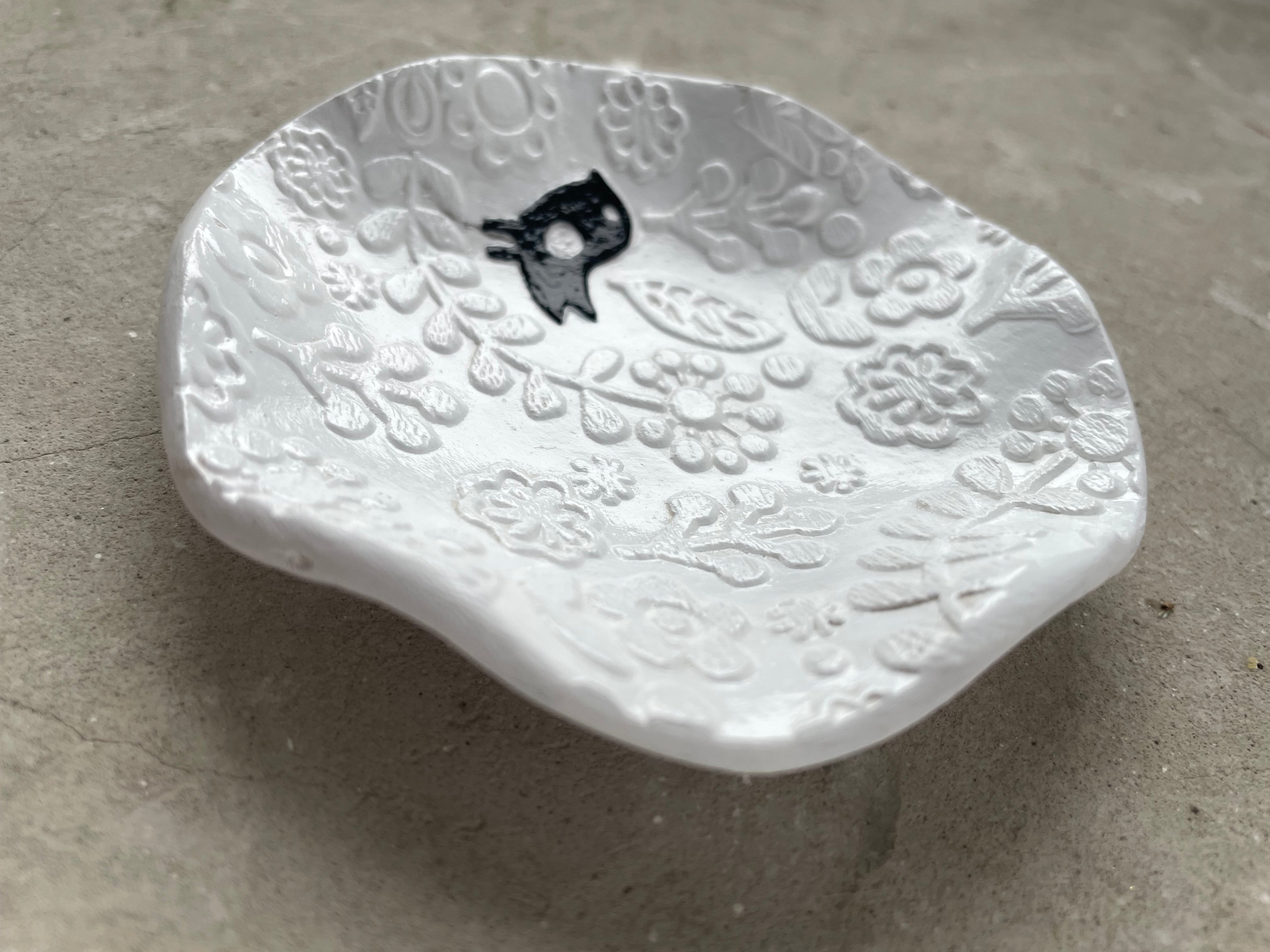 Elegante Birdie Dekoschale aus Porzellan mit kleinem Vogel als stilvolles Osternest für Frühlingsblüten