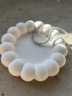 Bubble-Schale aus gegossener Keramik mit organischer Kugelstruktur. Perfekt für kleine Dinge wie Ringe, Ohrringe oder Schlüssel. Die weiche, moderne Form wirkt edel und minimalistisch zugleich. Handgefertigt, stabil, glatt und langlebig. Ideal als Geschenkidee oder stilvolle Ergänzung für moderne Wohnräume. Passt zu Zara-Home-Ästhetik, urbanen Interiors, Boho und Scandi-Design. Ein kleines Stück Design, das überall einsetzbar ist. Perfektes Weohnachtsgeschenk aus Raysin