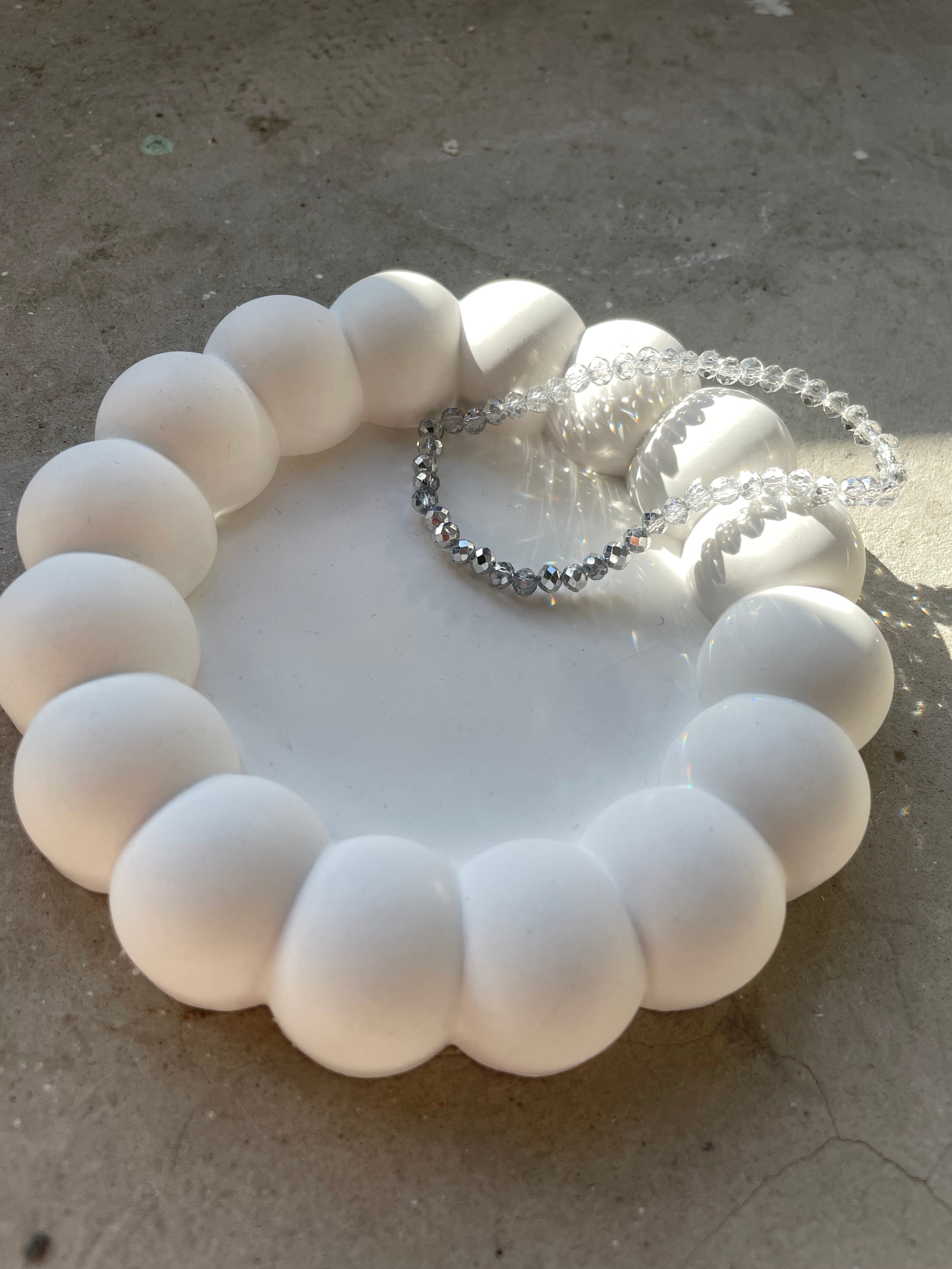 Bubble-Schale aus gegossener Keramik mit organischer Kugelstruktur. Perfekt für kleine Dinge wie Ringe, Ohrringe oder Schlüssel. Die weiche, moderne Form wirkt edel und minimalistisch zugleich. Handgefertigt, stabil, glatt und langlebig. Ideal als Geschenkidee oder stilvolle Ergänzung für moderne Wohnräume. Passt zu Zara-Home-Ästhetik, urbanen Interiors, Boho und Scandi-Design. Ein kleines Stück Design, das überall einsetzbar ist. Perfektes Weohnachtsgeschenk aus Raysin