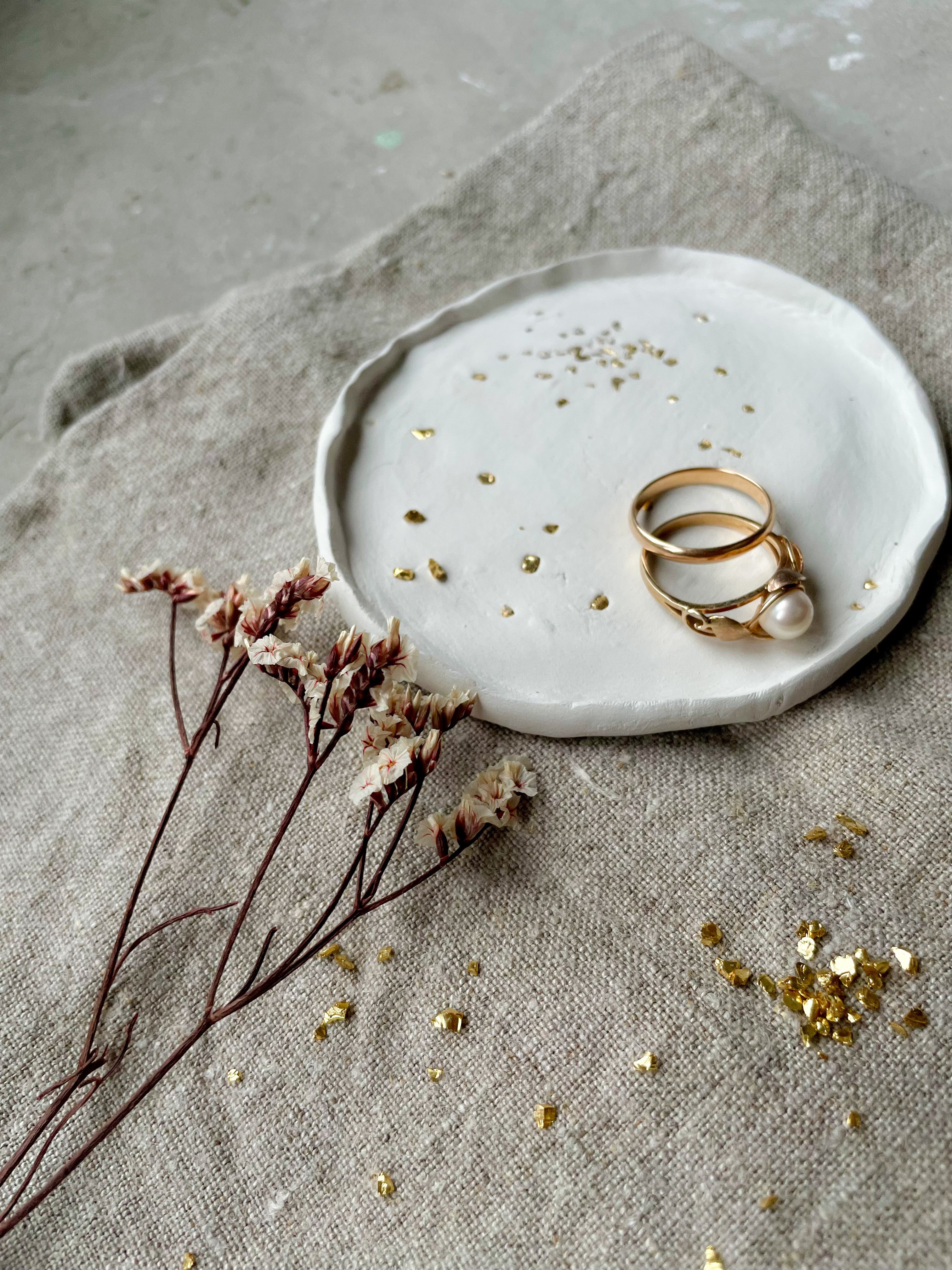 Handgemachtes Keramikschälchen als stilvolle Geschenkidee für sie – perfekt als Schmuckablage, Kerzenschale oder kleine Aufmerksamkeit. Ein liebevolles, minimalistisches Geschenk für Frauen, die das Besondere lieben. Handmade Unikat, auch im Etsy-Shop erhältlich. Schmuckschale aus handgeformter Keramik – eine stilvolle kleine Aufmerksamkeit für Frauen, Mamas oder Freundinnen. Ideal als Geburtstagsgeschenk, für Weihnachten oder als liebevolle Geste im Alltag. Handgemacht, natürlich, persönlich.



