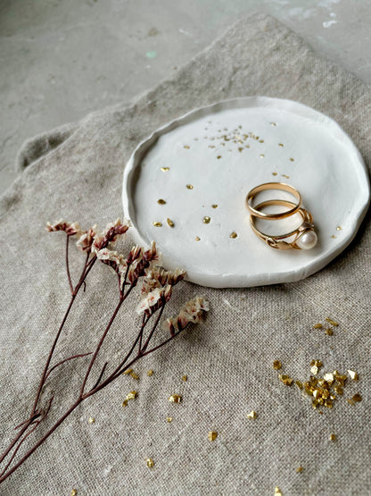 Handgemachtes Keramikschälchen als stilvolle Geschenkidee für sie – perfekt als Schmuckablage, Kerzenschale oder kleine Aufmerksamkeit. Ein liebevolles, minimalistisches Geschenk für Frauen, die das Besondere lieben. Handmade Unikat, auch im Etsy-Shop erhältlich. Schmuckschale aus handgeformter Keramik – eine stilvolle kleine Aufmerksamkeit für Frauen, Mamas oder Freundinnen. Ideal als Geburtstagsgeschenk, für Weihnachten oder als liebevolle Geste im Alltag. Handgemacht, natürlich, persönlich.



