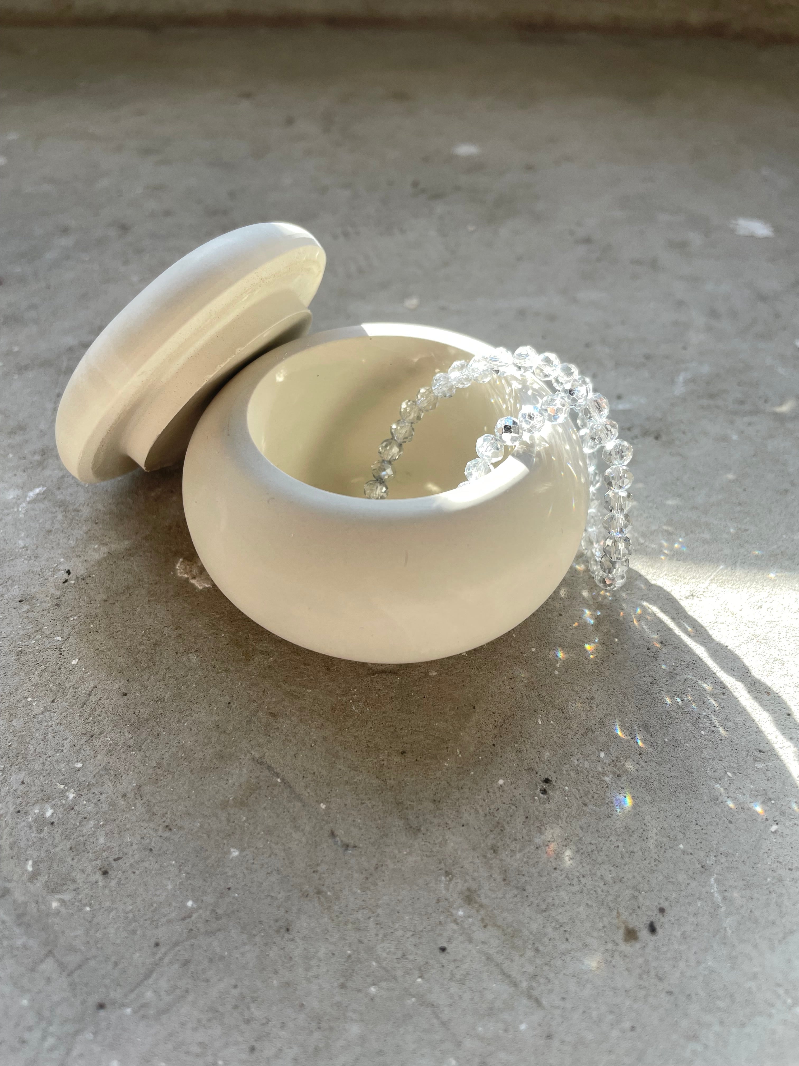 Kleine Keramikdose in warmem Pantone Toffee, handgegossen und geschliffen. Perfekt für Schmuck, kleine Erinnerungsstücke oder als dekorative Ablage. Der weiche Naturton passt zu modernen Interieurs wie Scandi, Boho und Minimal. Die kompakte Form macht sie ideal für Bad, Schlafzimmer oder Sideboard. Langlebig, pflegeleicht und ein schönes kleines Geschenk für Freundinnen und Deko-Liebhaberinnen.