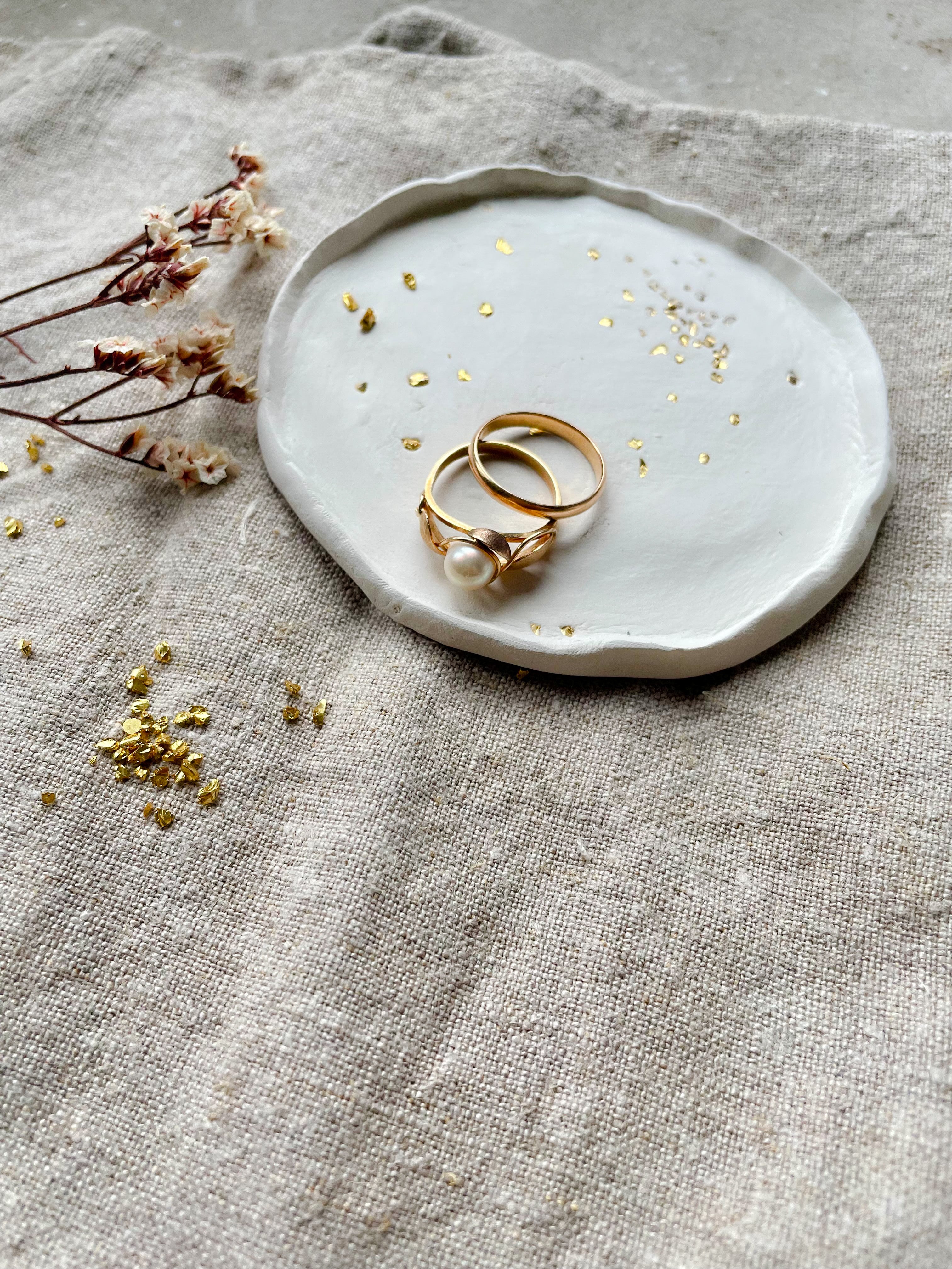 Kleines, handgefertigtes Schälchen aus Keramik – ideal als Geschenk für die beste Freundin, mit Platz für Schmuck, Glückssteine oder persönliche Kleinigkeiten. Eine besondere Aufmerksamkeit für Herzensmenschen, ohne Schnickschnack – aber mit Bedeutung.

