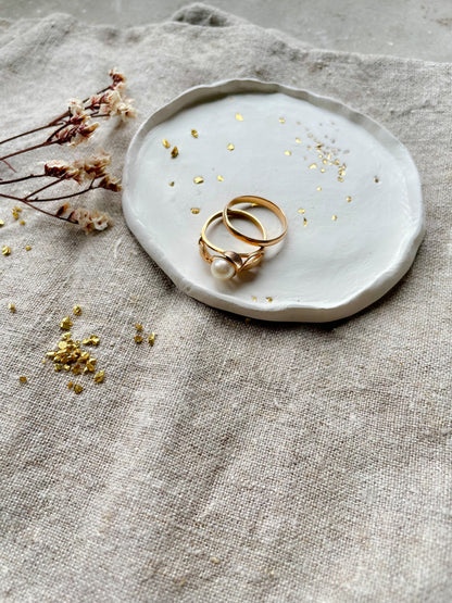 Kleines, handgefertigtes Schälchen aus Keramik – ideal als Geschenk für die beste Freundin, mit Platz für Schmuck, Glückssteine oder persönliche Kleinigkeiten. Eine besondere Aufmerksamkeit für Herzensmenschen, ohne Schnickschnack – aber mit Bedeutung.

