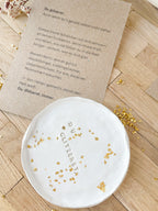 Handgeformtes Schälchen mit goldiger Herzprägung und dem Wort „Glitzerstück“ – ein einzigartiges, handgemachtes Geschenk für Herzensmenschen, Freundschaftsmomente oder als kleine Aufmerksamkeit mit großer Bedeutung.

