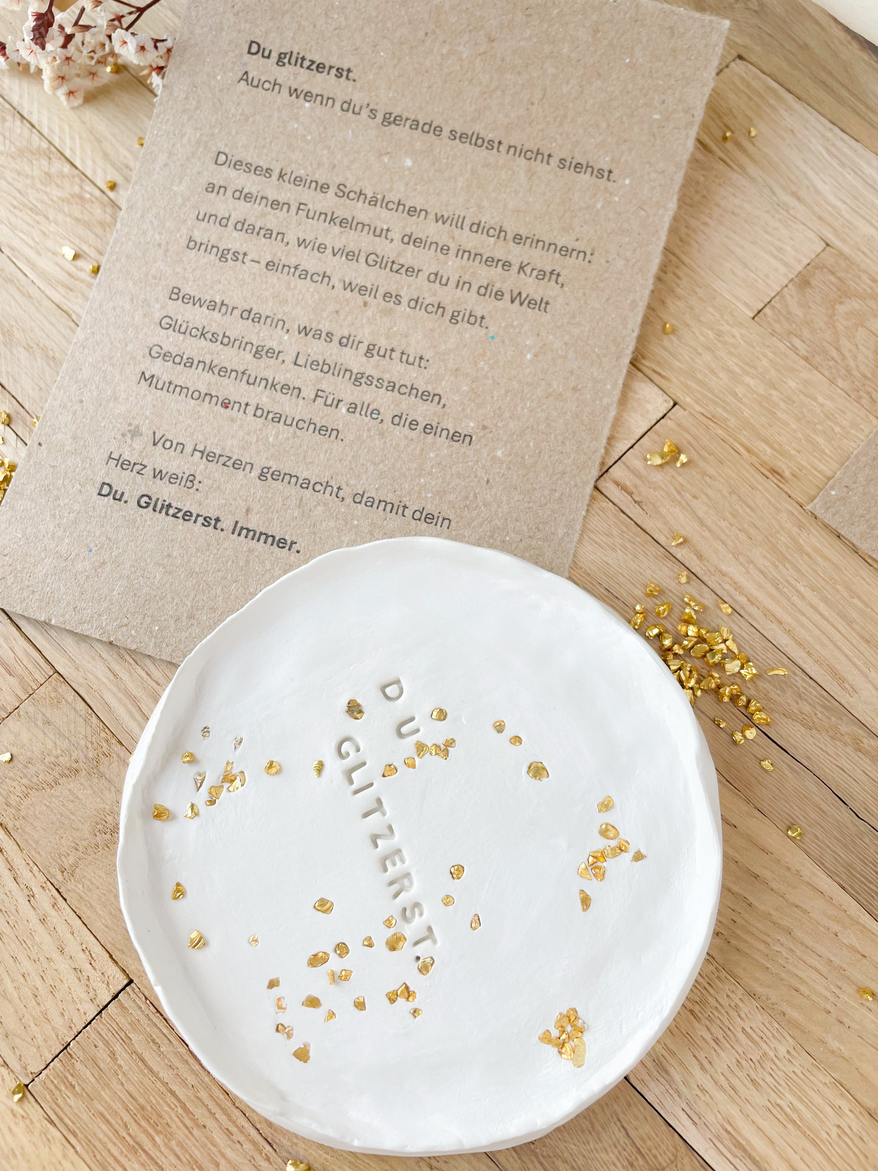 Handgeformtes Schälchen mit goldiger Herzprägung und dem Wort „Glitzerstück“ – ein einzigartiges, handgemachtes Geschenk für Herzensmenschen, Freundschaftsmomente oder als kleine Aufmerksamkeit mit großer Bedeutung.

