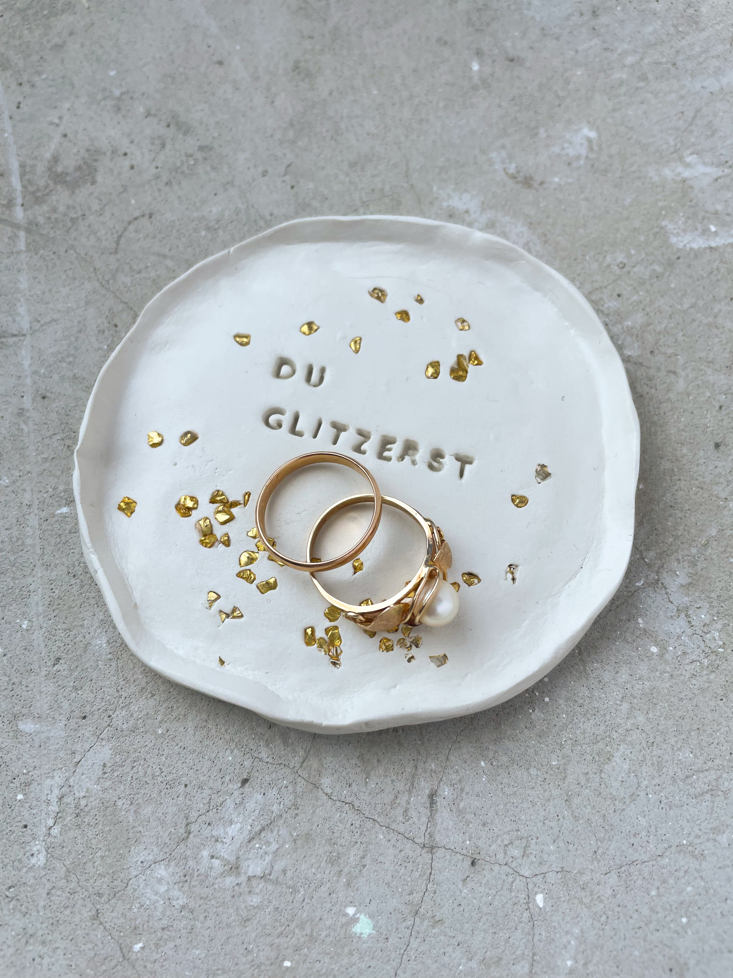 Handgemachtes Keramikschälchen mit vergoldetem Herz und Prägung „Glitzerstück“ – ein ganz besonderes Geschenk mit Bedeutung für Lieblingsmenschen, beste Freundinnen oder Herzensmenschen, die im Alltag ein bisschen Glanz und Liebe verdienen.

