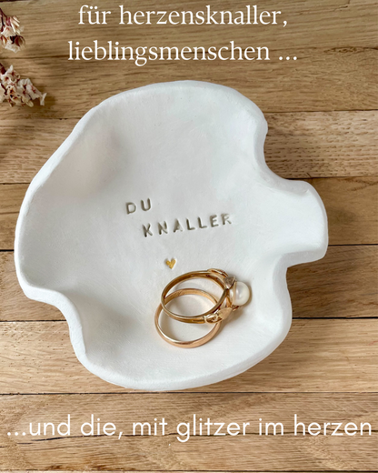 Handgetöpfertes Keramikschälchen mit der Prägung „Du Knaller“ und kleinem goldenen Herz, liebevoll aus echtem Ton gefertigt, organisch geformt und ideal als Geschenk für Freundin, Schwester oder Lieblingsmensch. Die kleine Schale eignet sich perfekt als Schmuckablage für Ringe oder Ohrringe und ist ein charmantes Mutmacher-Geschenk mit Persönlichkeit – handmade in Germany.