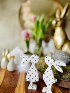 Hasenpaar aus Keramik mit feinem Herzchenmuster, handgefertigte Osterdeko aus Keramik, modernes Frühlingsdesign mit matter Oberfläche