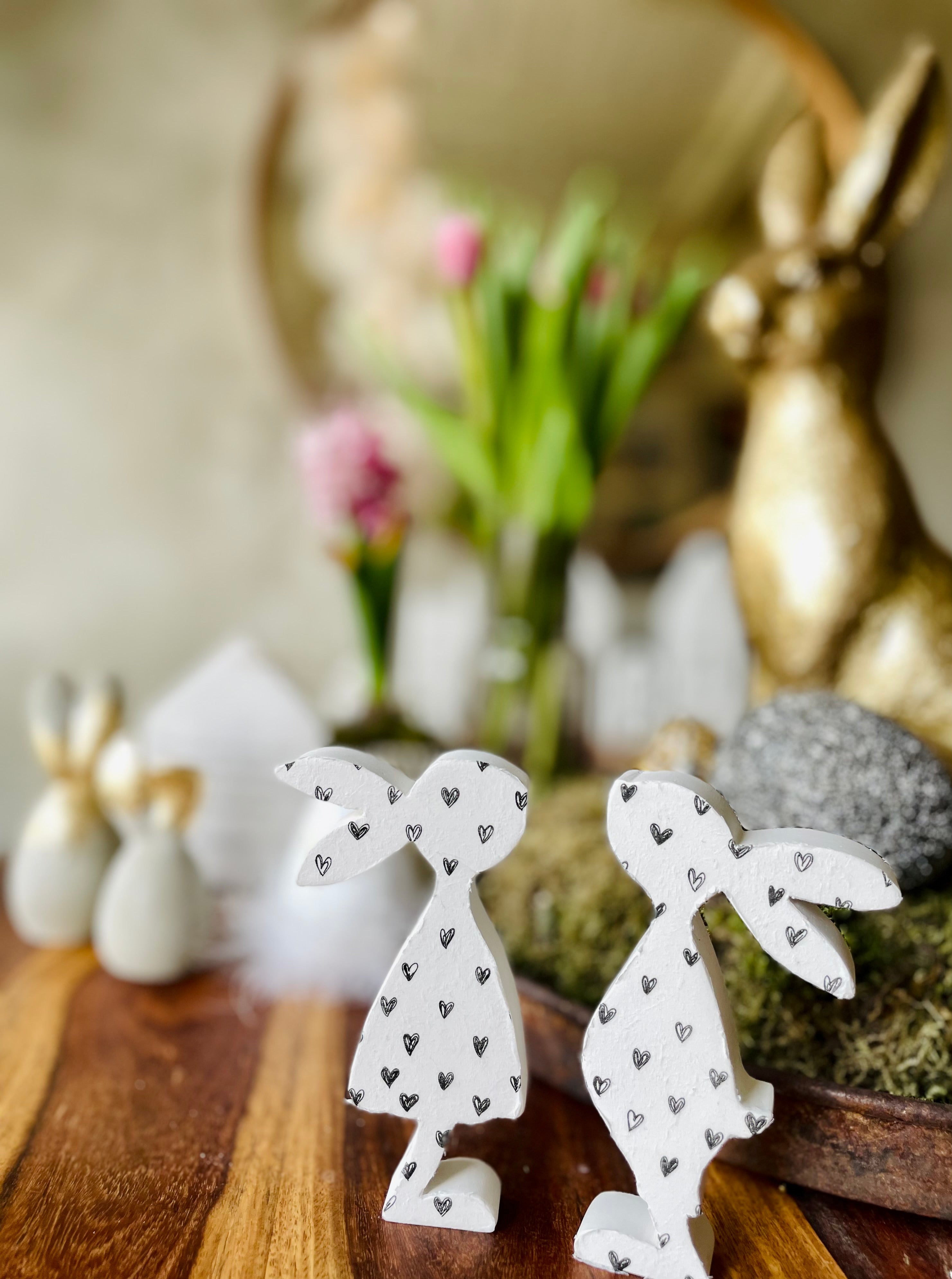 Hasenpaar aus Keramik mit feinem Herzchenmuster, handgefertigte Osterdeko aus Keramik, modernes Frühlingsdesign mit matter Oberfläche