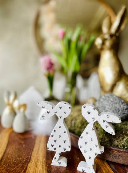 Hasenpaar aus Keramik mit feinem Herzchenmuster, handgefertigte Osterdeko aus Keramik, modernes Frühlingsdesign mit matter Oberfläche