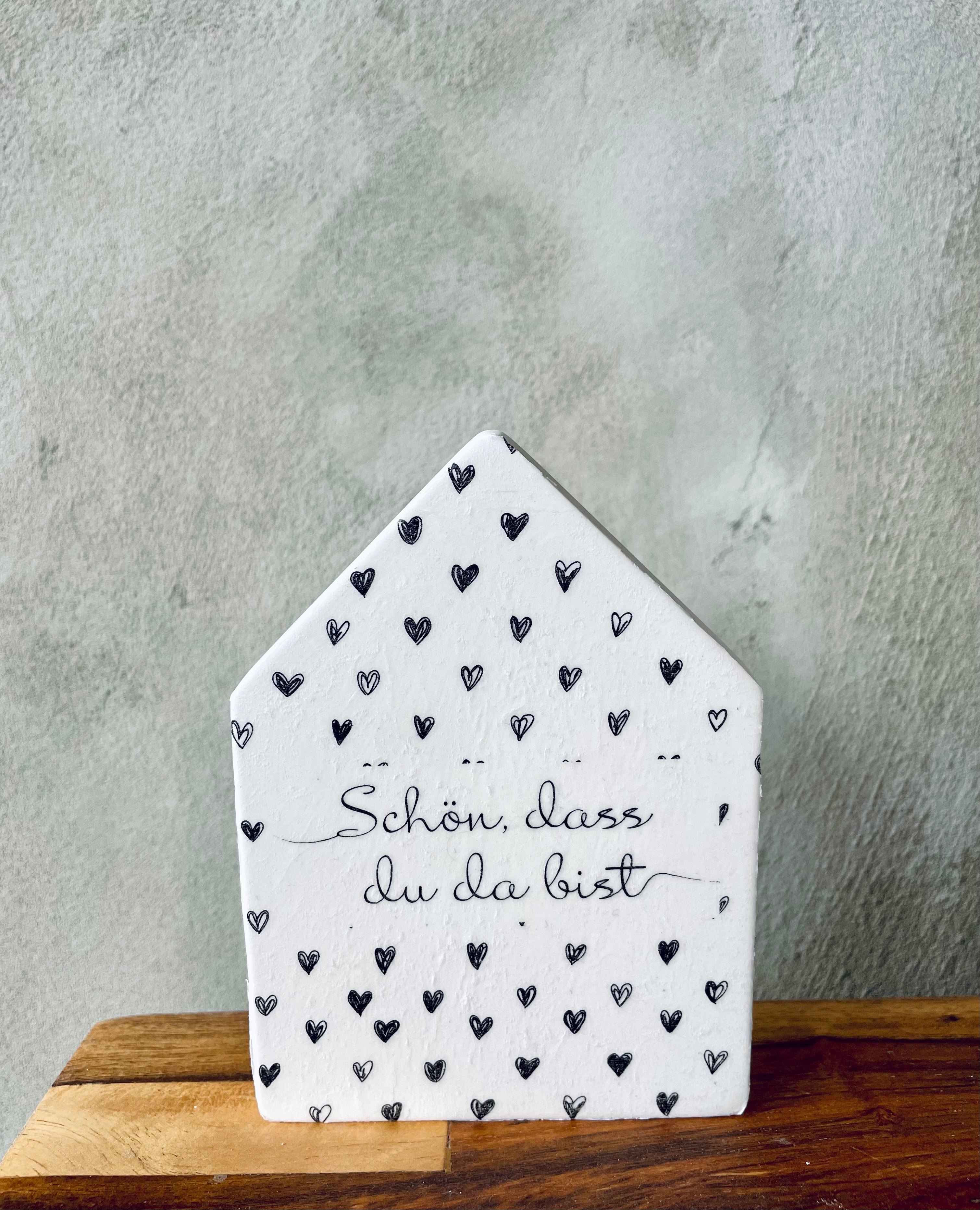 Keramik-Häuschen mit Herzmuster und Aufschrift „Schön, dass du da bist“, handgemacht – liebevolles Mitbringsel oder Geschenk zur Begrüßung, perfekt für den Eingangsbereich.

