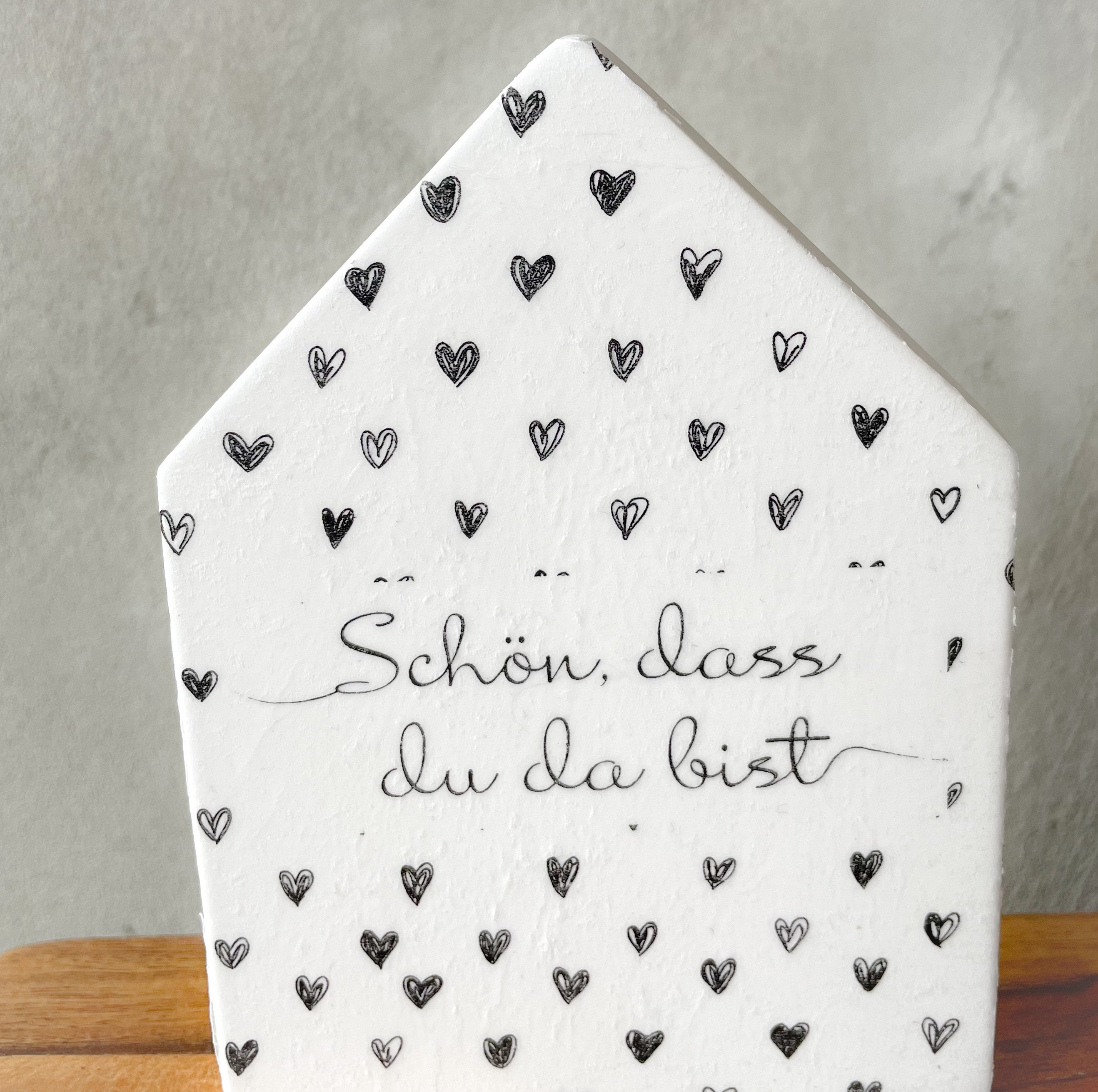 Dekoratives Häuschen aus Keramik mit Herzchenmuster, perfekt für Flur oder Garderobe – ein herzliches Willkommen für Gäste und schönes Detail für Zuhause.

