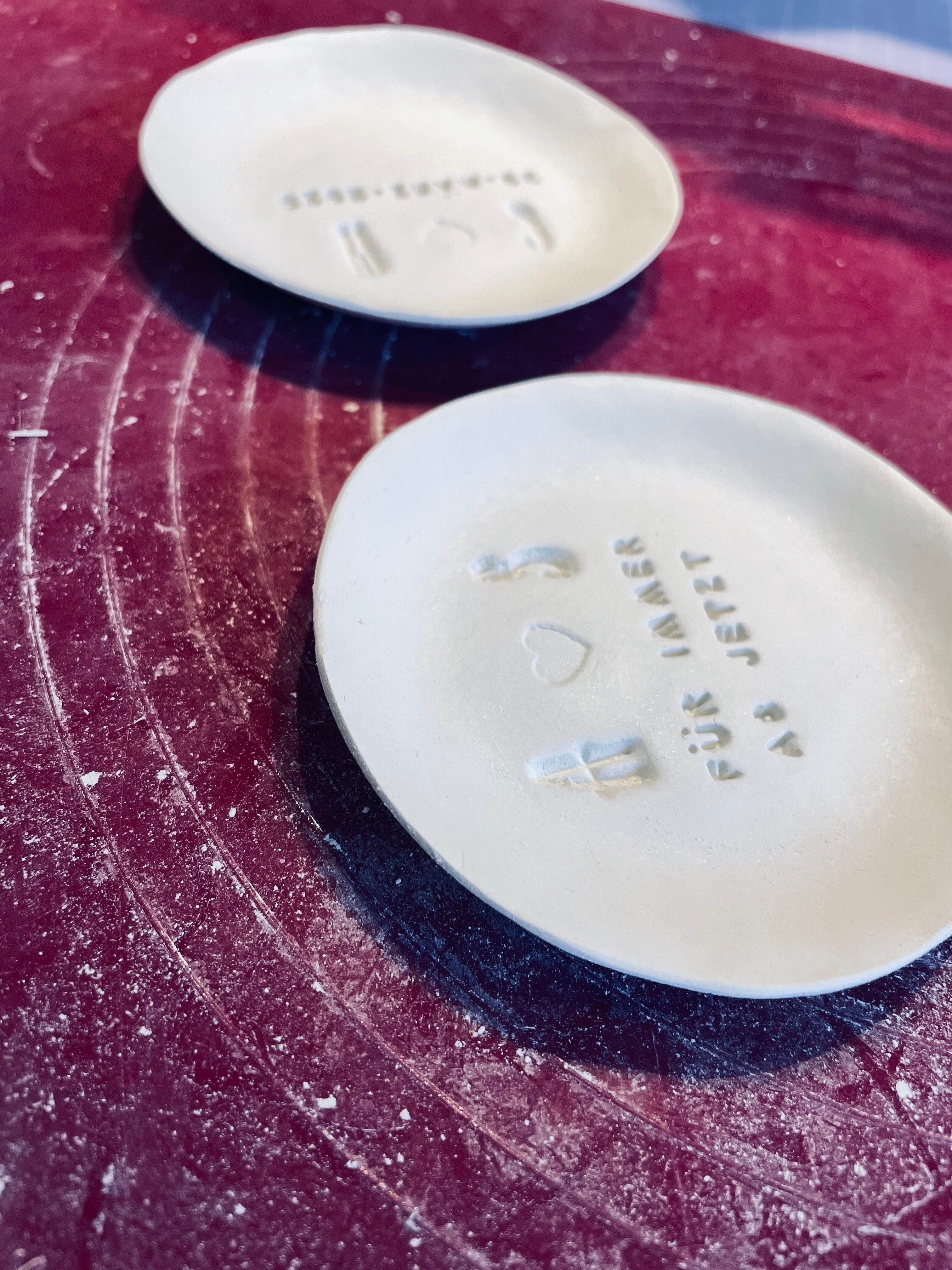 Elegant handmade ceramic ring dish, customized with initials, date and heart motif, stylish alternative to ring pillow or ring box for the wedding ceremony