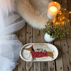 Kleines ovales Keramiktablett mit Dackel im roten Strickpullover und Mütze – charmant, modern und handmade. Perfekt für Schmuck, Brille oder Schlüssel. Geschenkidee für Hundeliebhaber, Dachshund Fans und Tierfreunde. Dezente Winterfarben, natürliche Oberfläche, modernes Design mit Augenzwinkern. Ideal für Weihnachten, Winterdeko oder einfach als Gute-Laune-Detail auf dem Tisch.