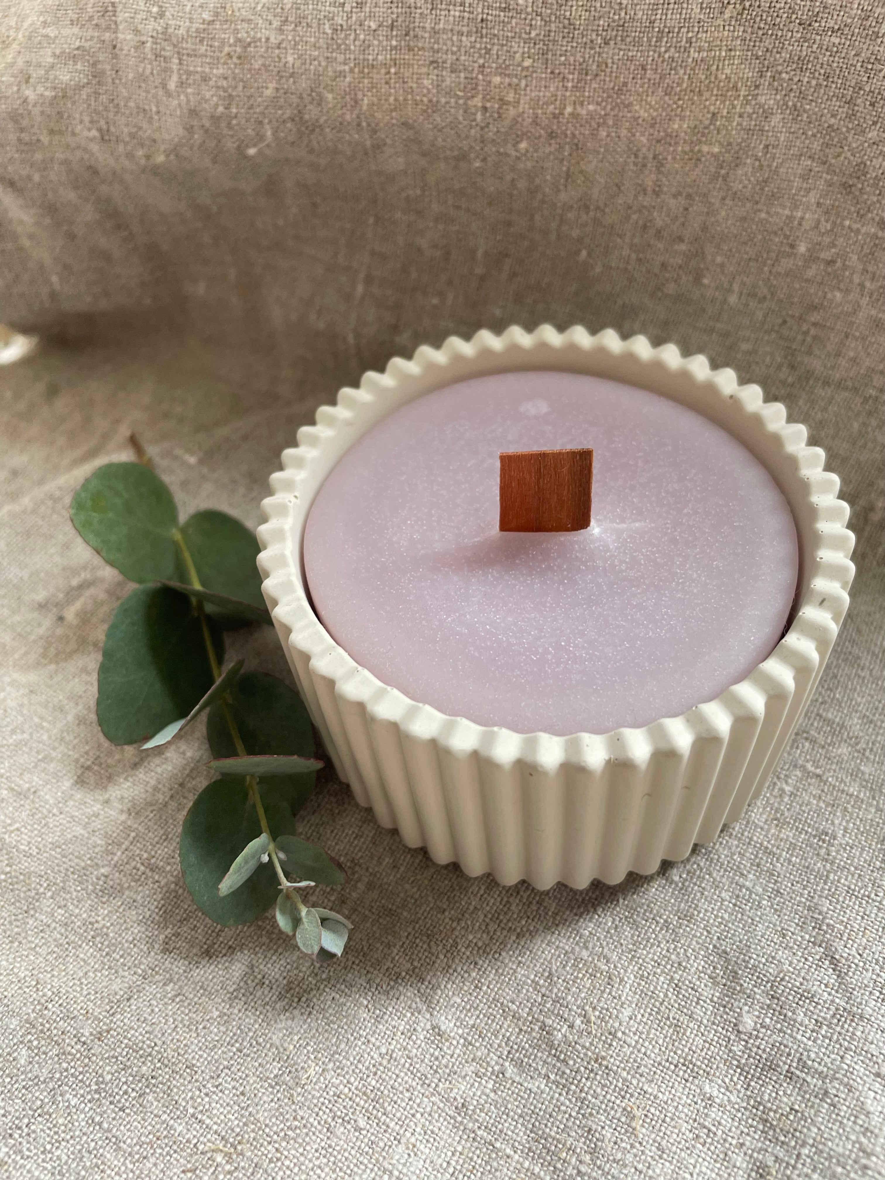 Wärmende Patchouli-Kerze mit Kirschholzdocht, gegossen in eine organische Keramikschale. Für cozy Abende, entspannte Rituale und als liebevolles Geschenk – handgemacht in der Wortart-Manufaktur.

