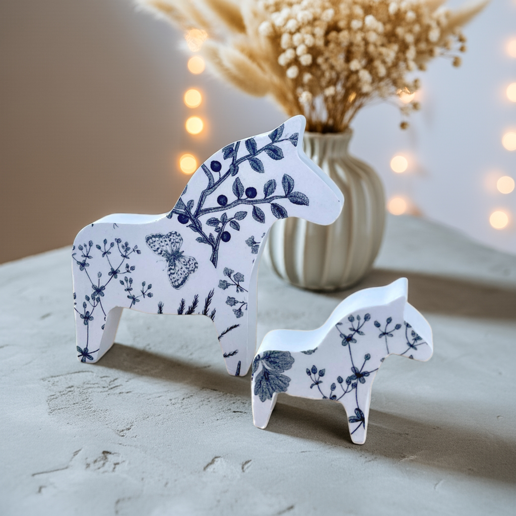 Handgemachte Dala-Pferde aus Keramik, liebevoll geprägt mit zarten Wildblumen.
Ein kleines Herzensstück für Pferdefreunde, Skandi-Fans und alle, die das Besondere lieben.
Ideal als Geschenk für Mamas, Freundinnen oder Lieblingsmenschen – zum Geburtstag, als Mitbringsel oder einfach so.